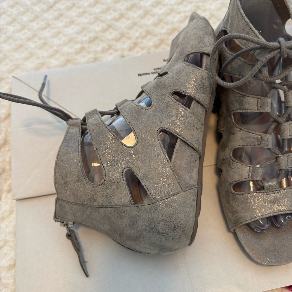Earthies Silver/Gray gladiator Sandals. Worn one time. Very comfortable. Size 8. - Picture 4 of 5